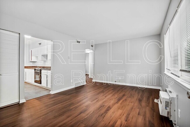 Building Photo - 2421 Lindsay Ave
