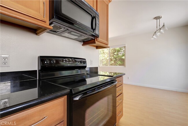Building Photo - 972 Larrabee St