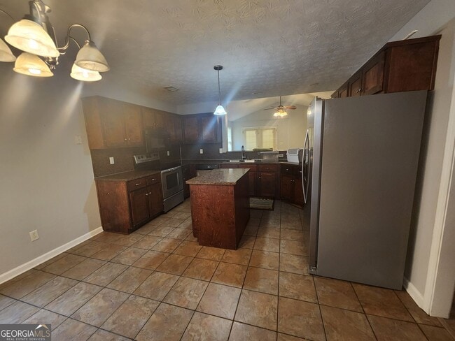 Building Photo - 526 Vista Dr