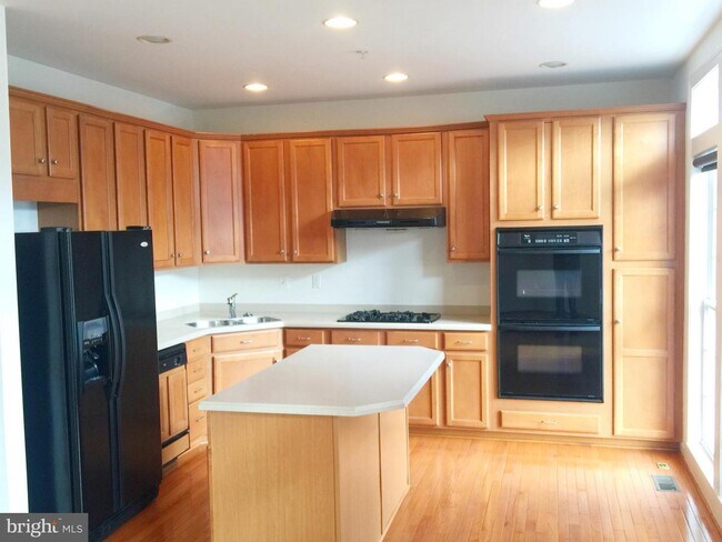 Building Photo - 921 Highland Ridge Ave