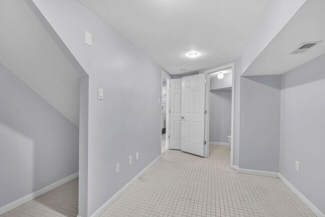 Building Photo - 813 N Lawrence St