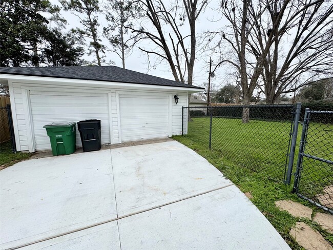 Building Photo - 8218 Edgemoor Dr