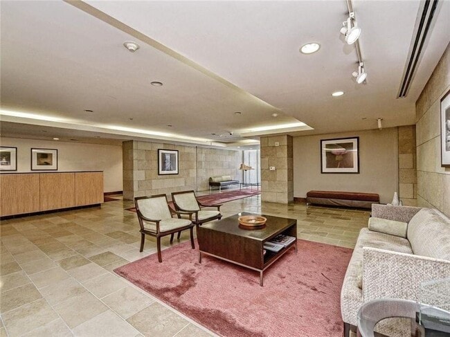 Building Photo - 901 W 9th St