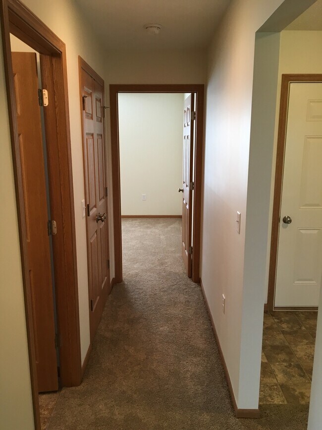 Building Photo - Laurel Creek Apts, 2225/2227 Shamrock Ln