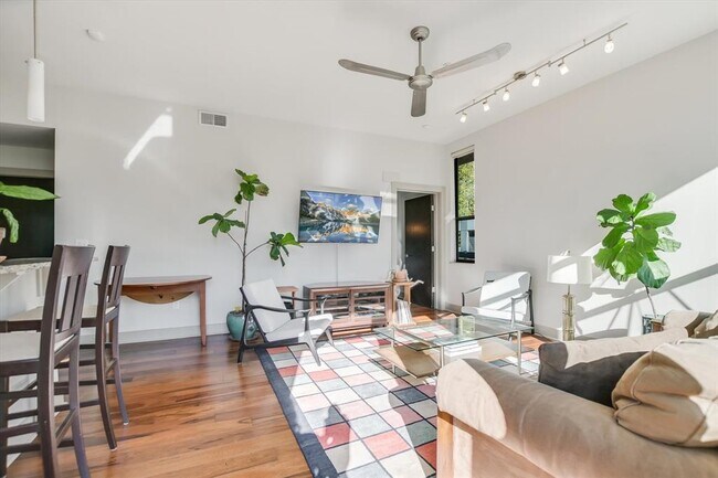 Building Photo - 1320 Robert Browning St