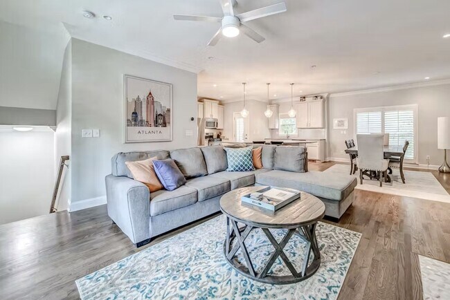 Building Photo - 739 Saint Charles Ave NE