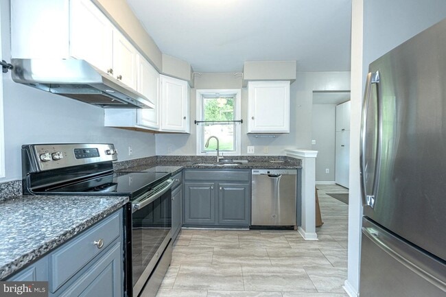 Building Photo - 2416 Fort Dr