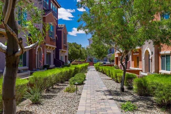 Building Photo - Beautiful 3 Bedroom Townhome With Stunning Mountain Views