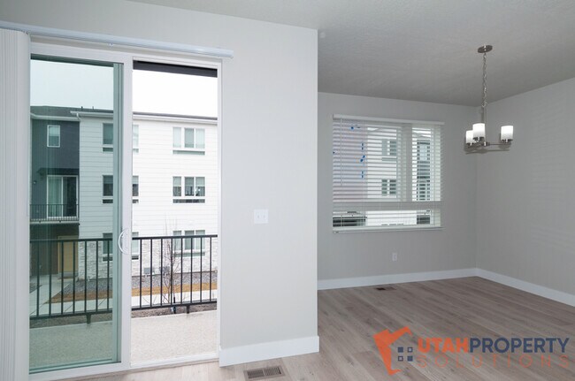 Building Photo - 995 W 360 S