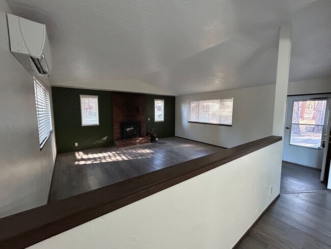 Building Photo - $750 off 1st Month's Rent!!! Charming 3bd/2ba Home!