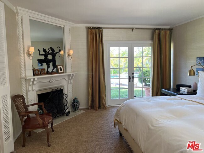 Building Photo - 8050 Mulholland Dr