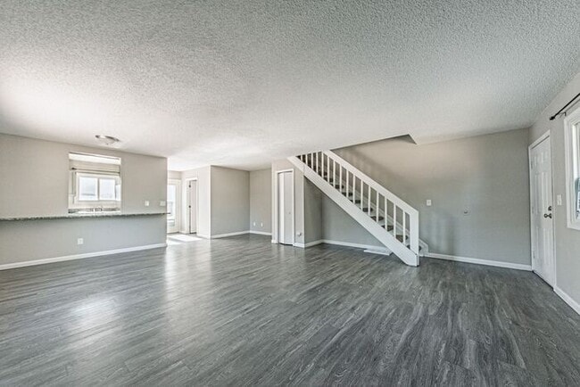 Building Photo - 3 Bed 2 Bath Townhouse, newly renovated! -...