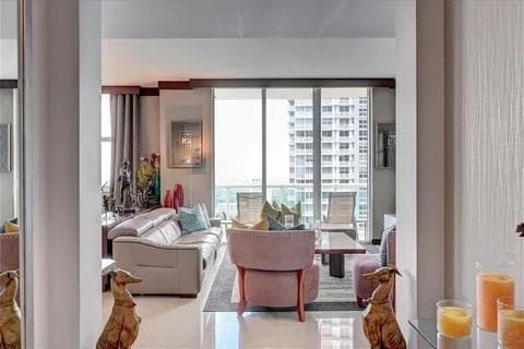 Building Photo - 347 N New River Dr E