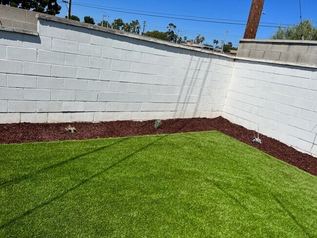 Building Photo - 333 W 33rd St