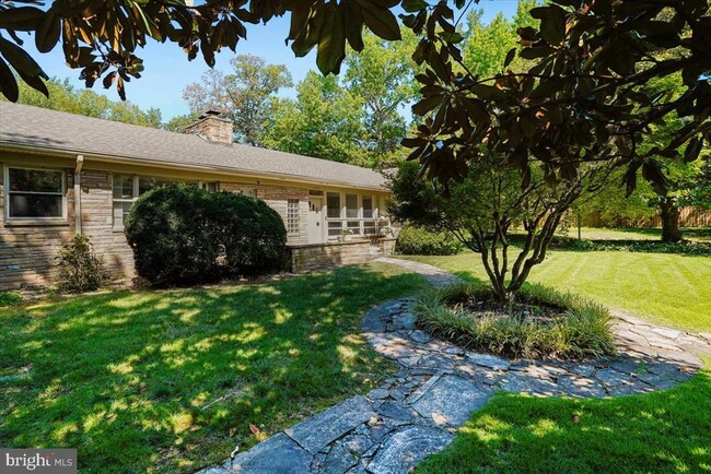 Building Photo - 8106 W Boulevard Dr