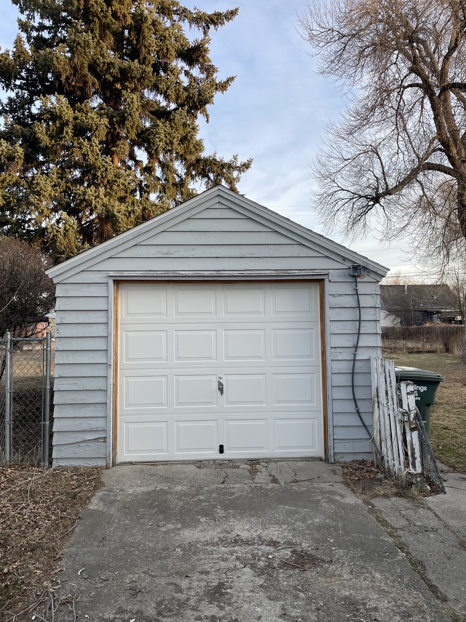 Building Photo - 829 Custer Ave