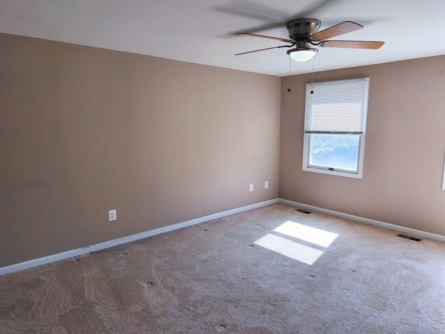 Building Photo - Inviting Townhome in Sterling with Spaciou...