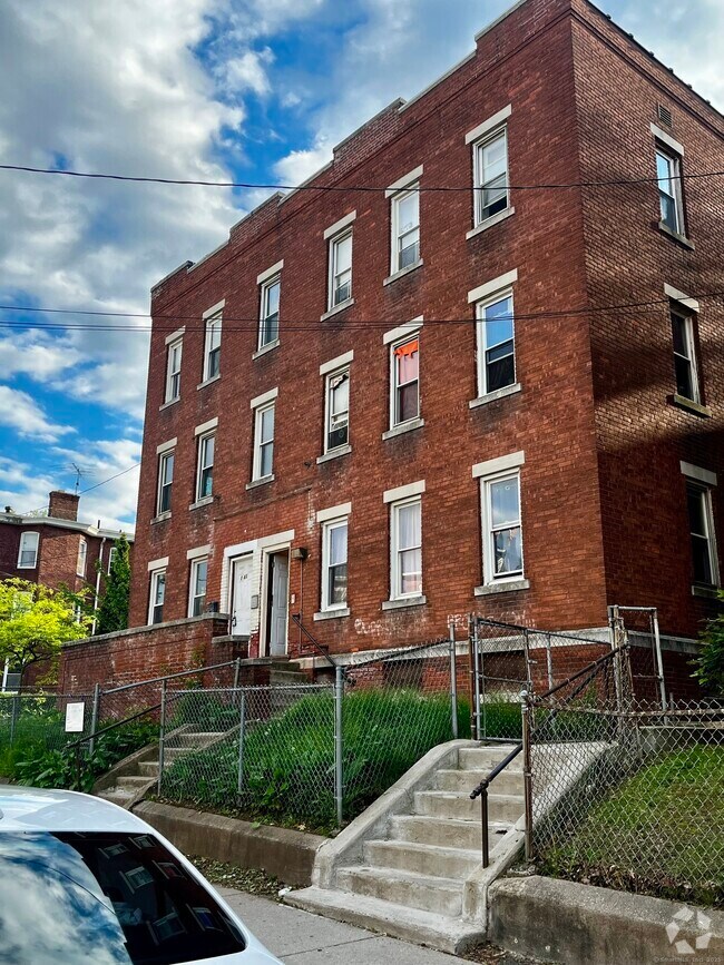 Building Photo - 143 Putnam St