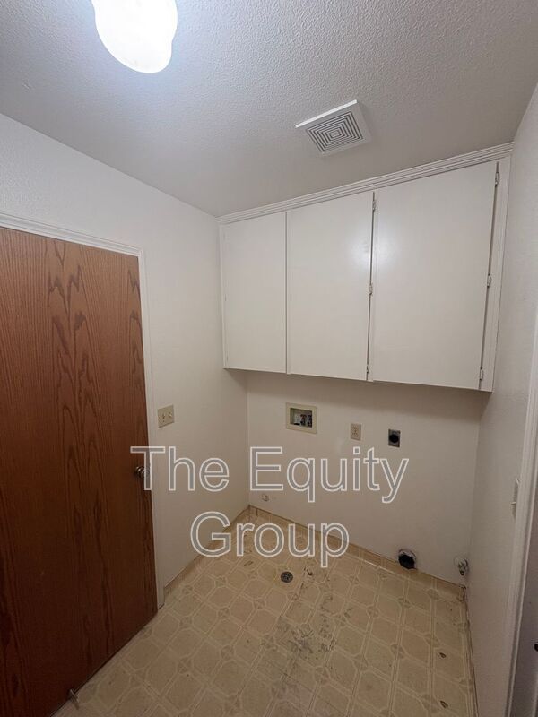 Building Photo - 5936 W Oak Ave