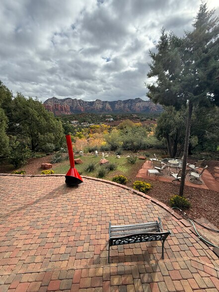 Building Photo - 130 Sugar Loaf Dr