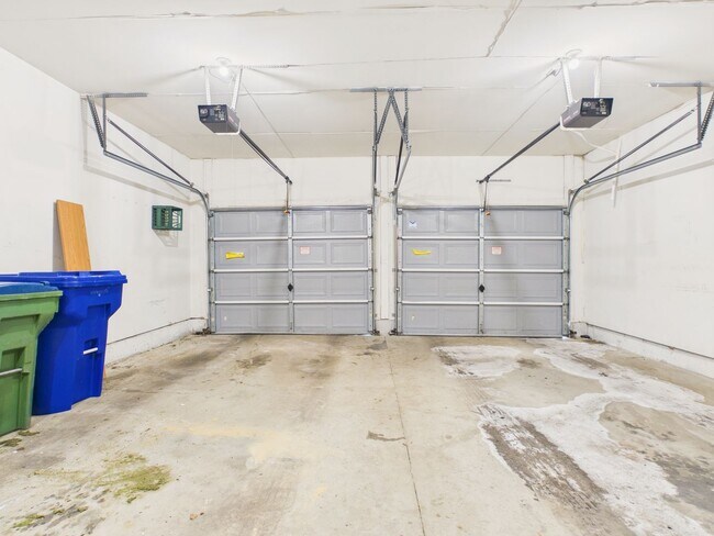 Building Photo - Gorgeous 3 Bedroom Single Family