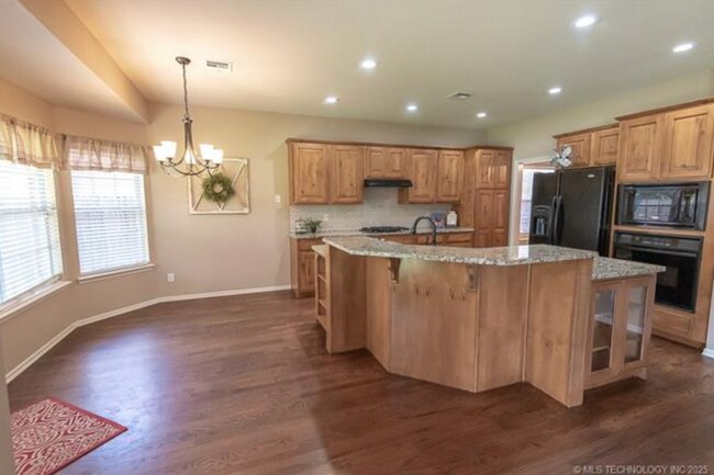 Building Photo - 5 Bedroom Home In Broken Arrow