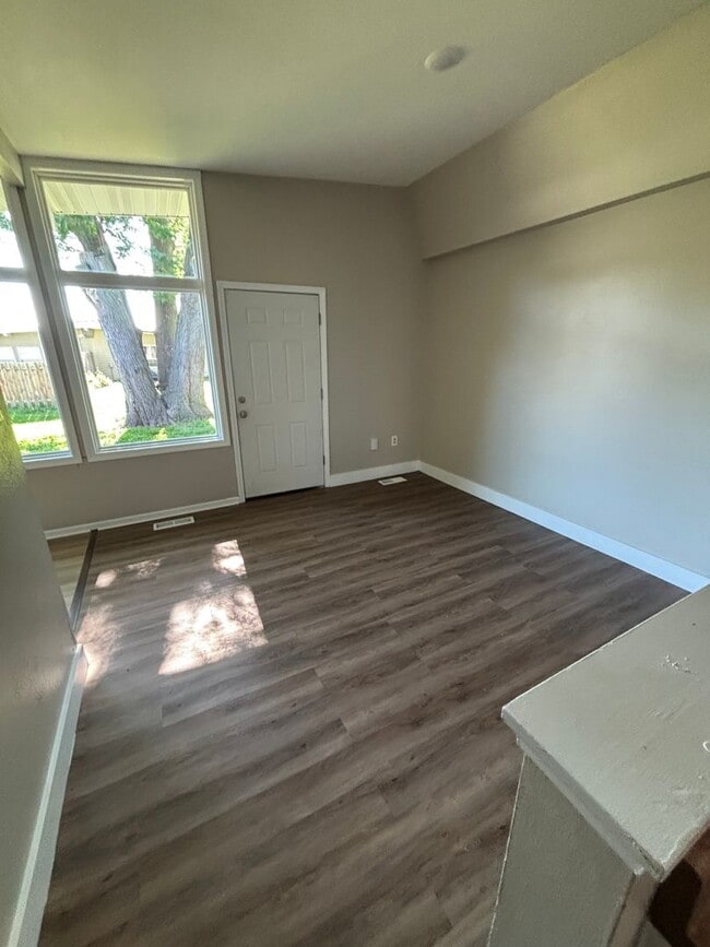 Building Photo - Great 4 bedroom Duplex