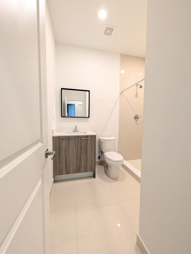 Building Photo - Spacious 3 Bedroom / 3.5 Bathroom Townhome for Rent – Miami