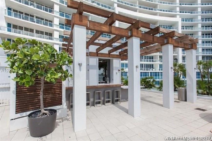 Building Photo - 2020 N Bayshore Dr