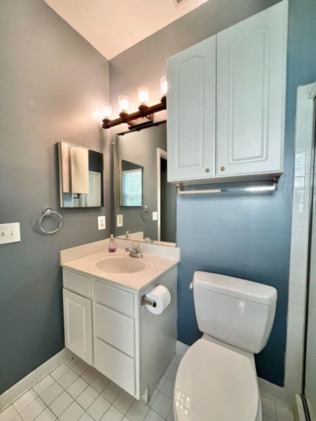 Building Photo - Beautiful 3 BR 2 FB condo with its own garage and driveway