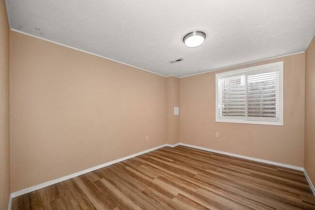 Building Photo - Available Now!! 5 Bedroom, 3 Bathroom Ranc...