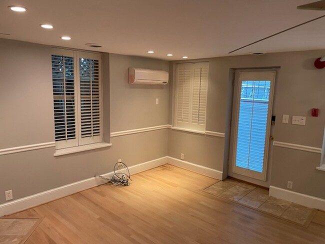 Building Photo - 1BR in Georgetown East Village WITH PARKIN...