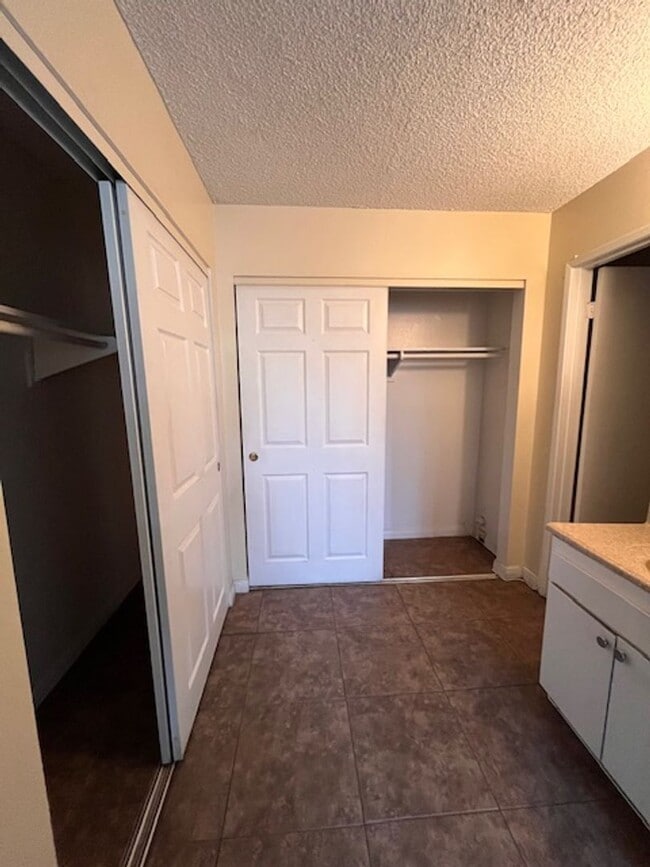 Building Photo - 2 Bedroom/ 2 Bath upstairs unit located in Long Beach!