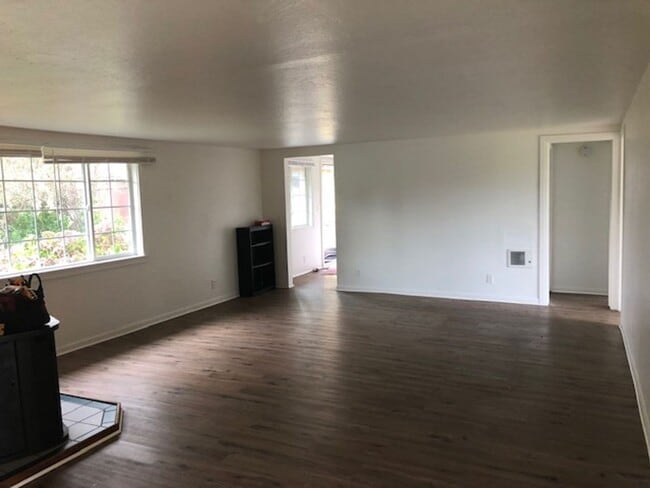 Building Photo - 3-bedroom 1 bath House
