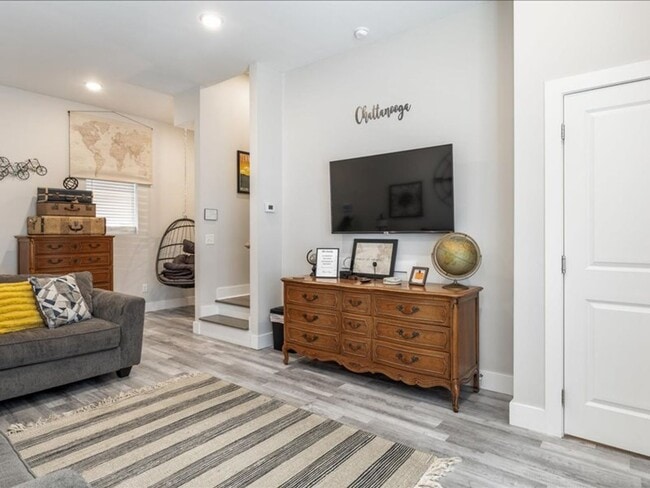 Building Photo - Flexible Lease Lengths! Furnished Southside Townhome