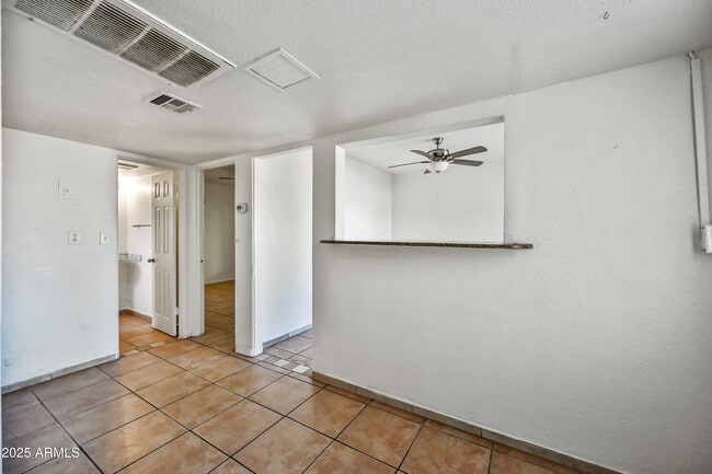 Building Photo - 526 S Mesa Dr
