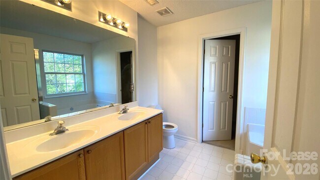 Building Photo - 127 Meadow Pond Ln