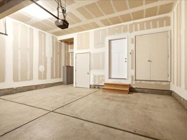 Building Photo - Herriman Lovely 3 bed, 2.5 bath Townhome