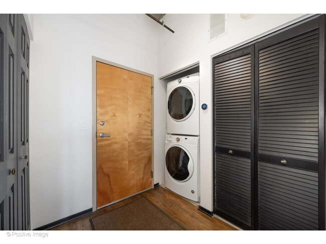 Building Photo - 6 S Laflin St