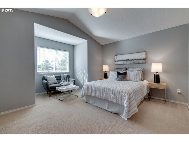 Building Photo - Modern & Move In Ready