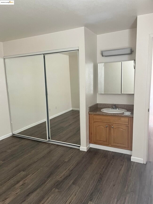 Building Photo - 2207 Lakeview Cir