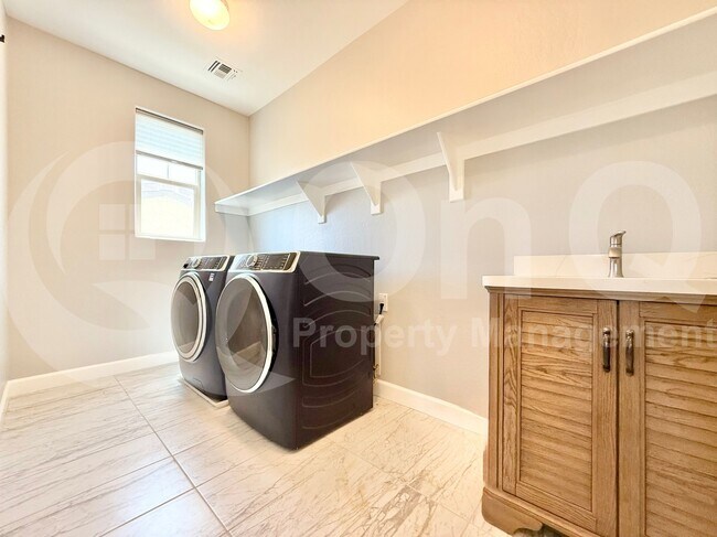 Building Photo - 262 E Lantana Dr