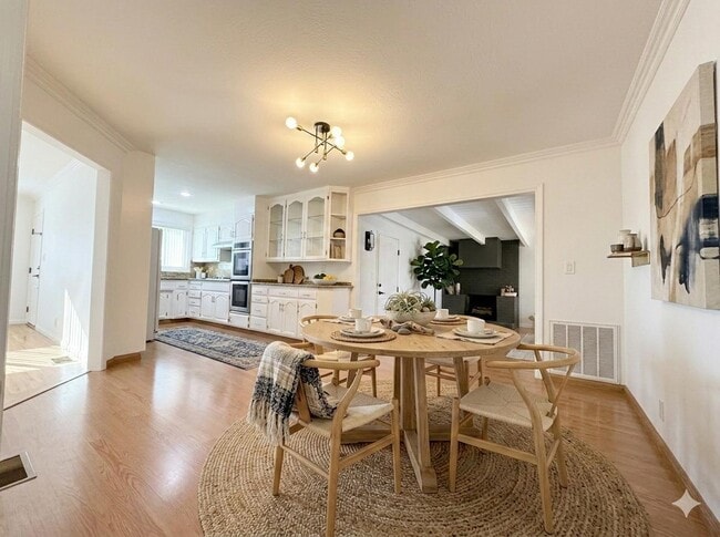 Building Photo - 705 Santa Rita St