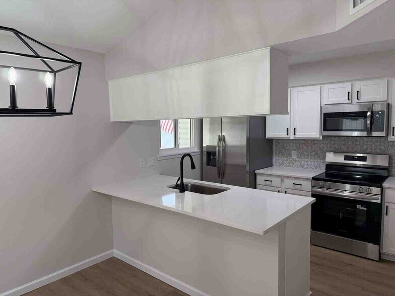 Building Photo - 208 Cottonwood Ct