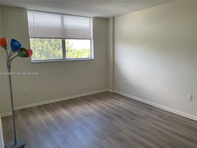 Building Photo - 16465 NE 22nd Ave