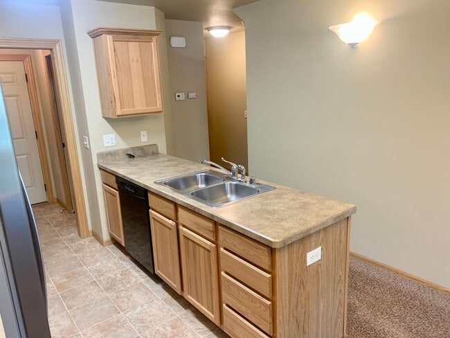 Building Photo - 2 Bedroom 1.5 Bathroom located in the Heights!