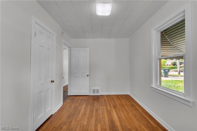 Building Photo - 5581 Saxon Dr