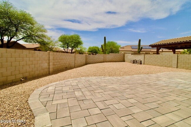 Building Photo - 486 E Camino Del Abeto
