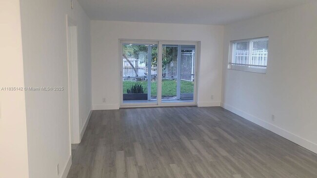 Building Photo - 1100 Pine Dr