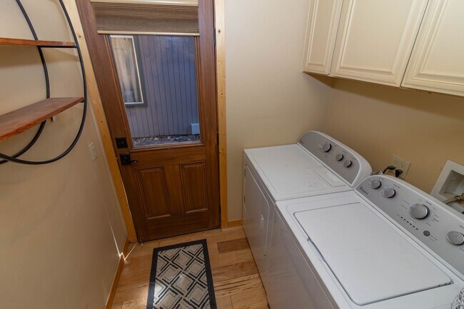 Building Photo - Comfy Getaway on Temple Ln.